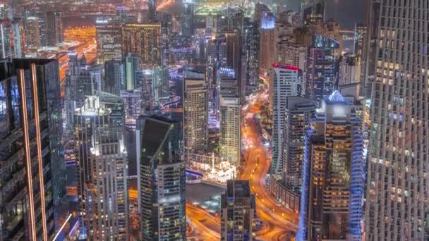 Veduta di Dubai Marina mostrando canale circondato da grattacieli lungo la costa timelapse notte. DUBAI, EAU — Video Stock