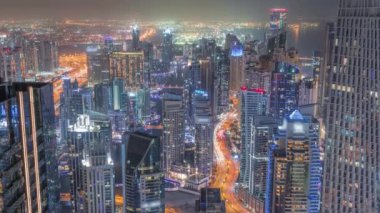 Dubai Marina 'nın Skyline görüntüsü tüm gece boyunca kıyı şeridi boyunca gökdelenlerle çevrili kanalı gösteriyor. Dubai, BAE