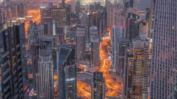 Vista panorâmica da Marina do Dubai mostrando canal cercado por arranha-céus ao longo da linha do tempo noite a dia. DUBAI, EAU — Vídeo de Stock