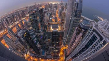 Dubai Marina 'nın gökdelenlerle çevrili Skyline panoraması gece gündüz kıyı şeridi boyunca uzanan kanalı gösteriyor. Dubai, BAE