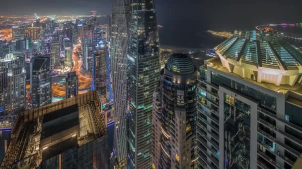 Vista aerea dei grattacieli JBR e Dubai Marina e edifici di lusso timelapse notte dall'alto — Video Stock