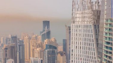 Yukarıdan JBR ve Dubai Marina gökdelenlerinin ve lüks binaların hava manzarası