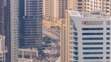 Yukarıdan JBR ve Dubai Marina gökdelenlerinin ve lüks binaların hava manzarası