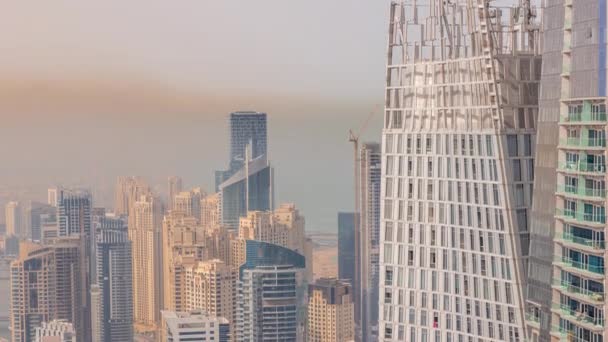 Luftutsikt over skyskrapere og skyskrapere i JBR og Dubai Marina samt luksusbygninger som inntreffer ovenfra – stockvideo