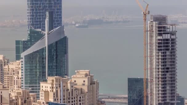 Vista aérea de los rascacielos JBR y Dubai Marina y edificios de lujo timelapse desde arriba — Vídeo de stock