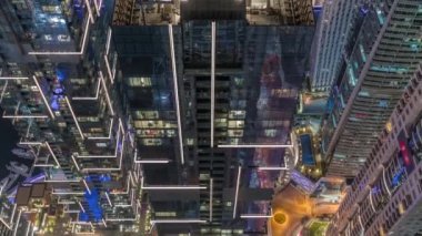 Geceye bakış açısıyla bakıldığında lüks Dubai Marina gökdelenleri gece zaman çizelgesi, Dubai, Birleşik Arap Emirlikleri