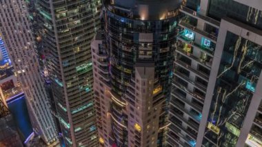 Geceye bakış açısıyla bakıldığında lüks Dubai Marina gökdelenleri gece zaman çizelgesi, Dubai, Birleşik Arap Emirlikleri