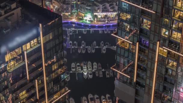 Olhando para baixo, veja a perspectiva na noite destacada luxo Dubai Marina arranha-céus noite timelapse, Dubai, Emirados Árabes Unidos — Vídeo de Stock