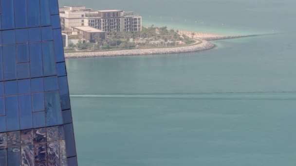 Parte de la isla de Bluewaters con arquitectura moderna detrás del timelapse aéreo de rascacielos. — Vídeos de Stock