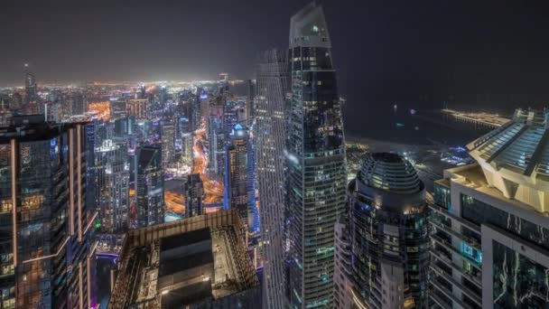 Panorama che mostra il quartiere JBR e Dubai Marina con JLT. Traffico tra grattacieli aereo notte timelapse. — Video Stock