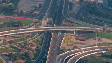 JLT ve Dubai Marina arasındaki kavşakta Şeyh Zayed Yolu 'nun hava trafiği ile kesişiyor. Araba trafiği ve yeşil çimenli avuçlar