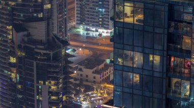 Büyük bir şehrin gökdelenleri arasındaki yol kesişiminin havadan görüntüsü. BAE 'nin Dubai Marina bölgesinde arabalar ve lüks kuleleri olan şehir manzarası