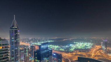 Tüm gece sis, BAE ve Dubai marina gökdelenlerinin en üst görüntüsü sırasında, Dubai 'deki çöldeki oteller ve yerleşim bölgeleri ile hava silüeti. Işıklar kapanıyor.