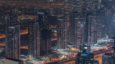 Şeyh Zayed Yolu yakınlarındaki JLT gökdelenleri. Konut aydınlatmalı binalar ve otoyol trafiği