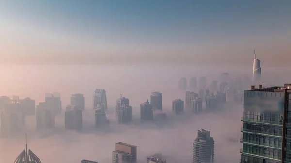 Mgła Pokryła Wieżowce Jlt Wieże Mariny Pobliżu Sheikh Zayed Road — Zdjęcie stockowe
