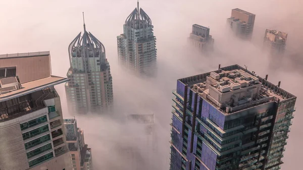 Torres Cubiertas Por Rara Niebla Invernal Madrugada Sobre Horizonte Dubai — Foto de Stock