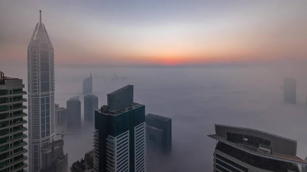 Wschód Słońca Nad Rzadką Wczesnoporanną Mgłą Zimową Nad Panoramą Dubai — Zdjęcie stockowe