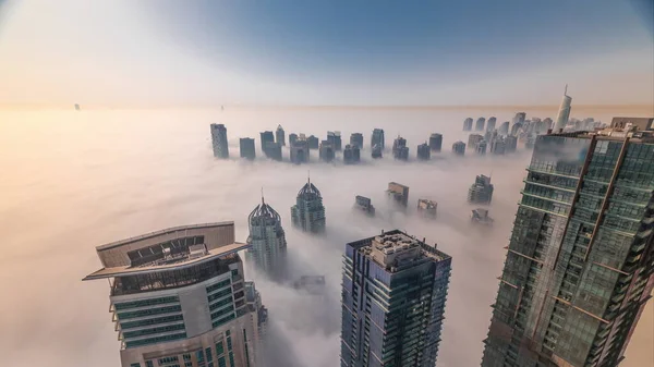 Věže Zakryté Vzácnou Ranní Zimní Mlhou Nad Dubajským Přístavem Panorama — Stock fotografie