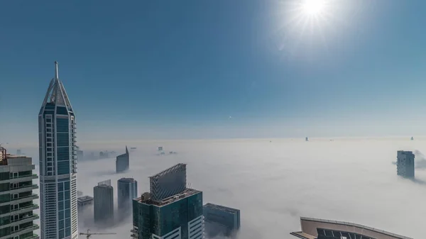 Torres Cubiertas Por Rara Niebla Invernal Madrugada Sobre Horizonte Dubai — Foto de Stock