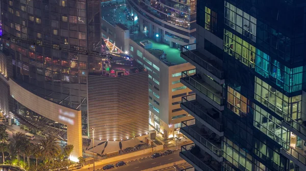 Edificios Modernos Con Vidrieras Azules Que Brillan Por Noche Dubai —  Fotos de Stock