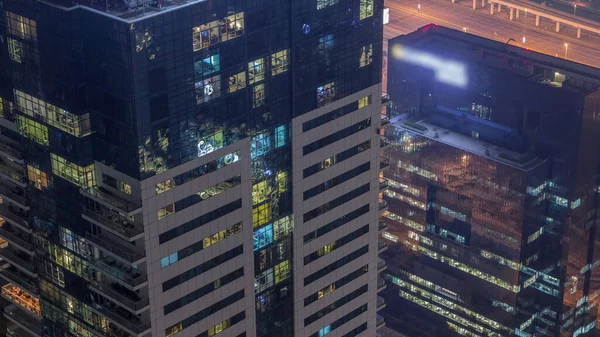 Ramen Hoogbouw Kantoorgebouw Late Avond Met Gloeiende Knipperende Lichten Timelapse — Stockfoto