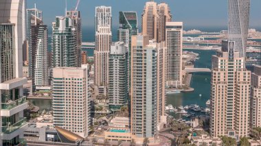 Dubai Marina 'daki Kanal, Birleşik Arap Emirlikleri etrafında lüks gökdelenler var. Yatlar ve tekneler yukarıdan kanala bakıyor.
