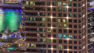 Gecenin ilerleyen saatlerinde gökdelenlerin dış tarafındaki pencereler zaman ayarında parıldıyor ve yanıp sönüyor. Havadan üst görünüm