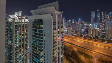 Dubai Marina Panoraması kavşağı spagetti kavşağını gösteriyor. Arka planda en uzun gökdelenler aydınlatılıyor. JLT bölgesinden hava üst görünümü.