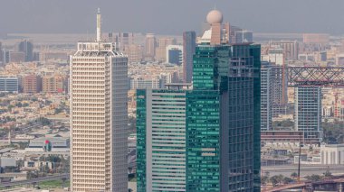 Dubai 'deki Dünya Ticaret Merkezi ile gökdelenlerin hava görüntüsü. Bur Dubai ve Deira bölgesi