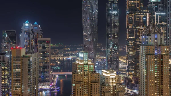 Скайскрептери Дубая Марини Найвищими Житловими Будівлями Нічного Часу Човни Пливуть — стокове фото