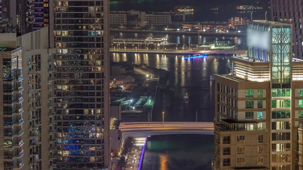 阿拉伯联合酋长国 迪拜码头的长廊和运河 夜幕降临时点亮了奢华的摩天大楼 从上方俯瞰新港口码头附近的游艇和船只 — 图库照片