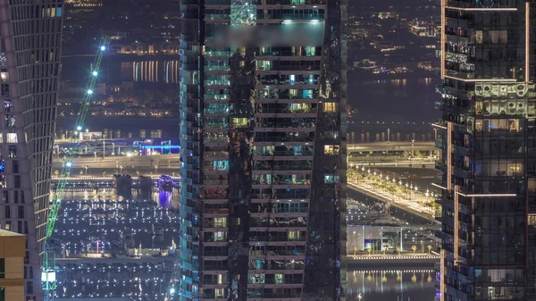 夜のタイムラプス アラブ首長国連邦の周りの豪華な高層ビルの窓が照らされたドバイマリーナの運河 上から見ると 港内のヨットやボート — ストック写真