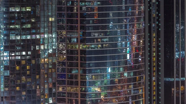 Okna Wieżowcu Biurowym Zewnątrz Późnym Wieczorem Świecącymi Migającymi Światłami Wnętrza — Zdjęcie stockowe