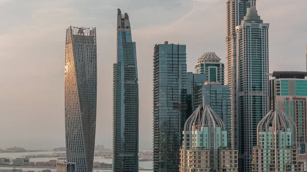 Felhőkarcolók Dubai Marina Legmagasabb Lakóépületek Timelapse Napnyugtakor Nap Tükröződik Egy — Stock Fotó