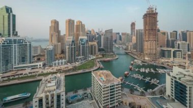 Panorama, Dubai Marina 'yı birkaç tekne ve yatla birlikte limanda ve kanalın etrafında gökdelenlerle gösteriyor..