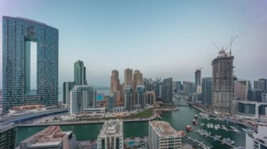 Dubai Marina Panoraması 'nda limana park etmiş çok sayıda tekne ve yatlar ve kanalizasyon havası etrafında gökdelenler var..