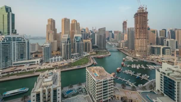 Panorama che mostra Dubai Marina con diverse barche e yacht parcheggiati in porto e grattacieli intorno al timelapse aerea canale. — Video Stock