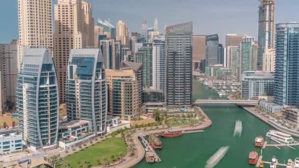 Dubai Marina con diverse barche e yacht parcheggiati in porto e grattacieli intorno timelapse aerea canale. — Video Stock