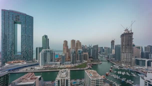 Мбаппе из Dubai Marina с несколькими лодками и яхтами паркуется в гавани и небоскребах вокруг канала день и ночь. — стоковое видео