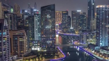 Dubai Marina 'da limana park etmiş bir sürü tekne ve yat ve kanalın etrafında gökdelenler var..