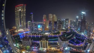 Dubai Marina Panoraması 'nda limana park etmiş çok sayıda tekne ve yat ve kanalizasyon anteninin etrafında gökdelenler var..