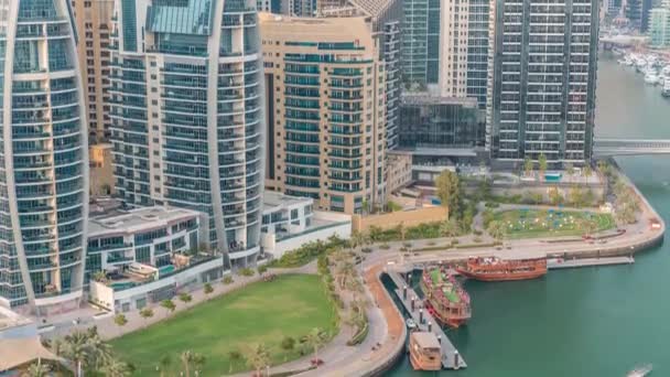 Antiguo barco de madera cerca del paseo marítimo timelapse aéreo. — Vídeo de stock