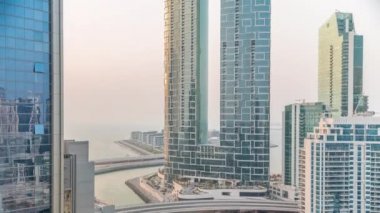 Gezinti güvertesi ve Dubai şehir manzarası Dubai marinasından görüldü. JBR bölgesi ve Bluewater Adası 'nın arkasındaki hava görüntüsü