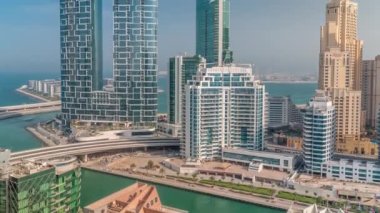 Dubai marinasından gezinti güvertesi ve kanal görüldü. JBR bölgesi ve Bluewater Adası 'nın arkasındaki hava görüntüsü