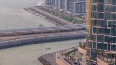 Gezinti güvertesi ve Dubai şehir manzarası Dubai marinasından görüldü. JBR bölgesi ve Bluewater Adası 'nın arkasındaki hava görüntüsü