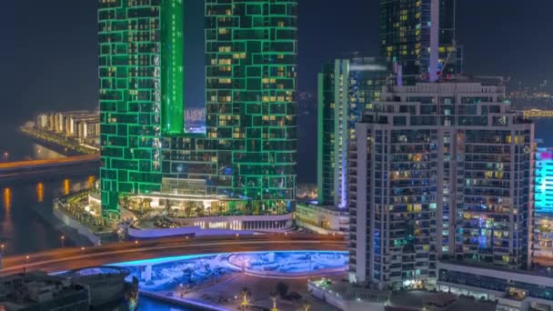 Passeio marítimo e paisagem urbana do Dubai vista da marina do Dubai noite timelapse. Vista aérea para JBR distrito e Bluewaters Ilha atrás — Vídeo de Stock