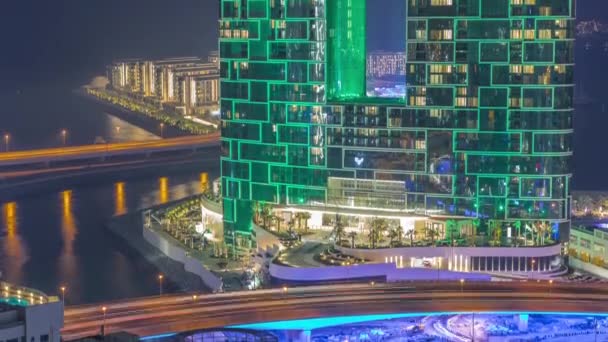 Promenade et le trafic pont vu de Dubai Marina timelapse de nuit. Vue aérienne du district de JBR et de l'île Bluewaters derrière — Video