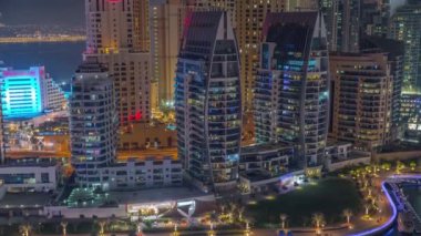 Dubai Marina gökdelenleri ve lüks binaları ve dinlenme yerleri olan JBR bölgesi.