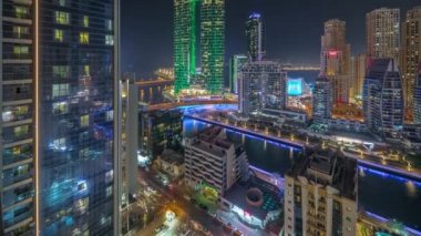 Dubai Marina gökdelenleri ve lüks binaları ve dinlenme yerleri olan JBR bölgesi.