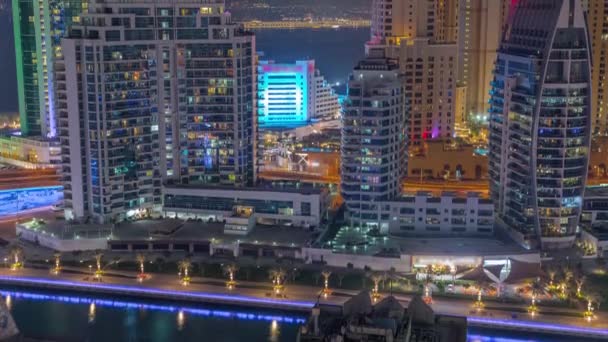 Dubai Marina skyskrapor och JBR distrikt med lyxiga byggnader och semesterorter antenn natt timelapse — Stockvideo